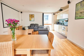 Bright 2 bedroom flat in Old Street with balcony